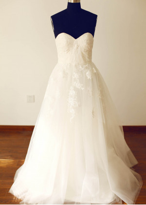 Strapless Sweetheart Ivory Lace Tulle Garden Wedding Dress