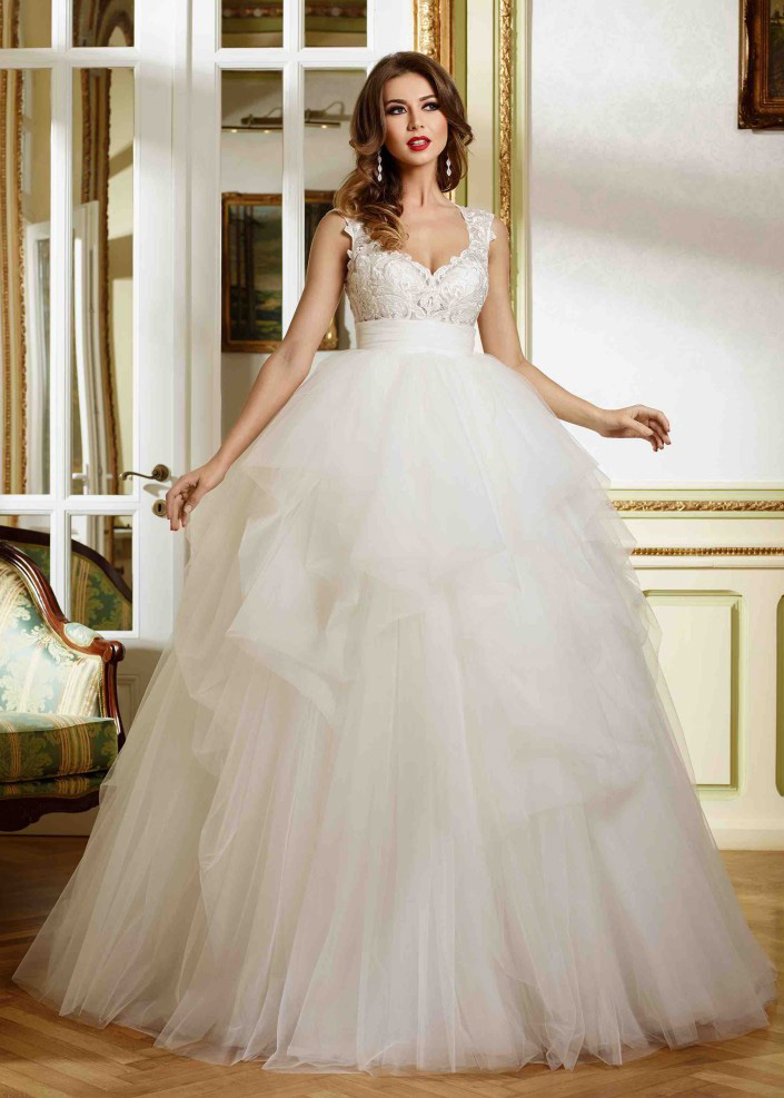 Sweetheart Neckline Ball Gown Wedding Dress 3